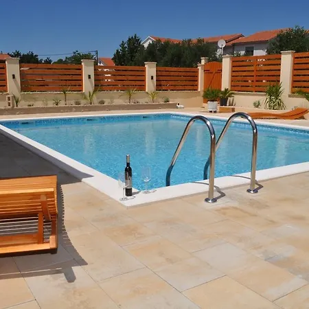 Apartment Apartmani Galeb Put Grande 25 *